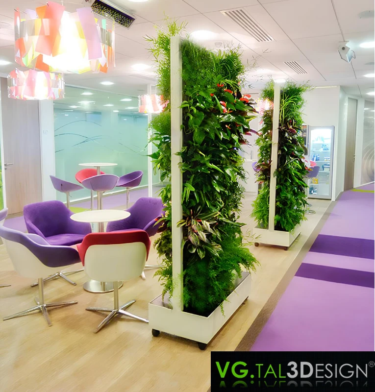 Tabique vegetal vivo que separa un espacio de trabajo en París