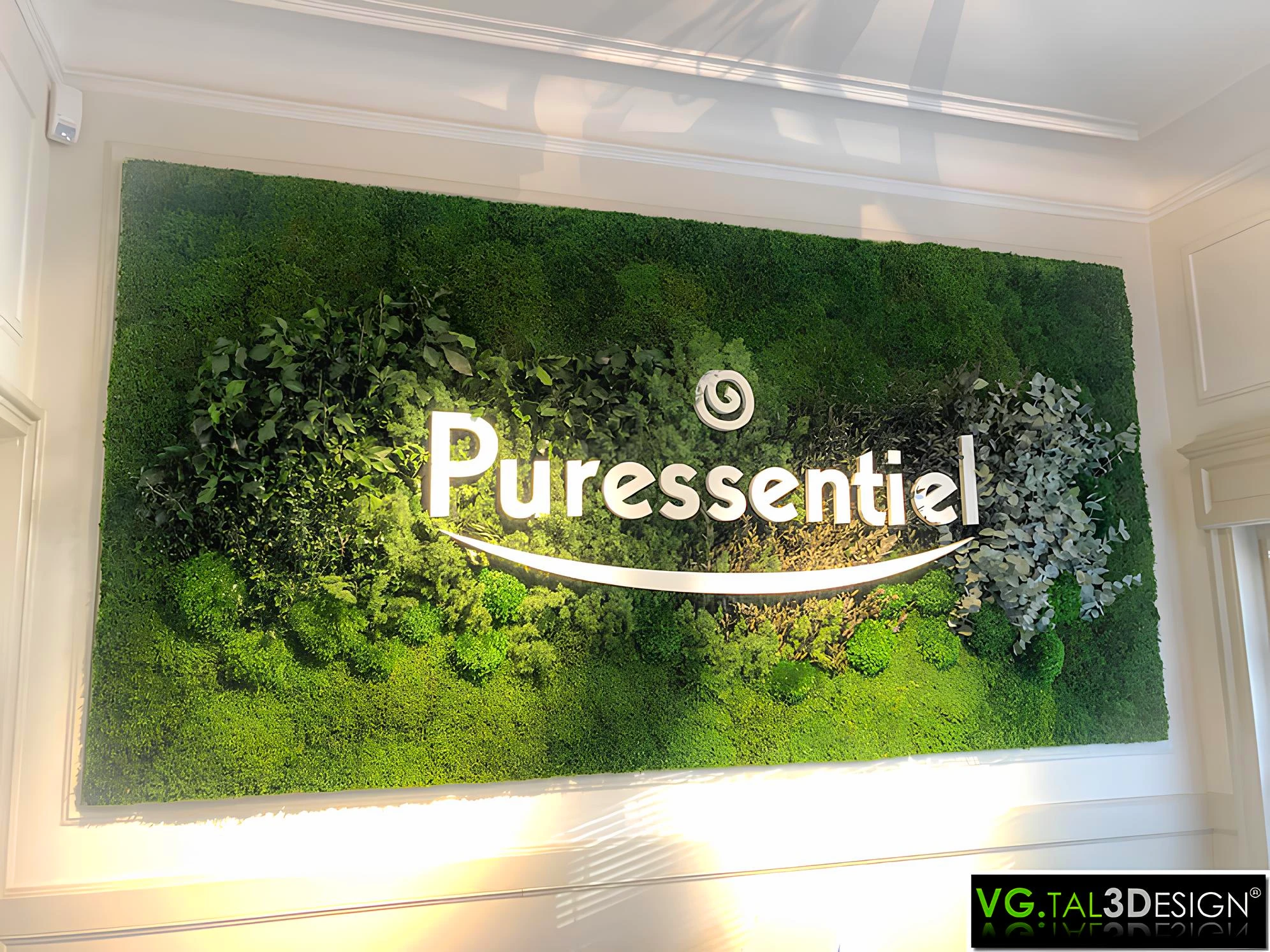 Letreiro Puressentiel sobre um fundo vegetal preservado no Luxemburgo.