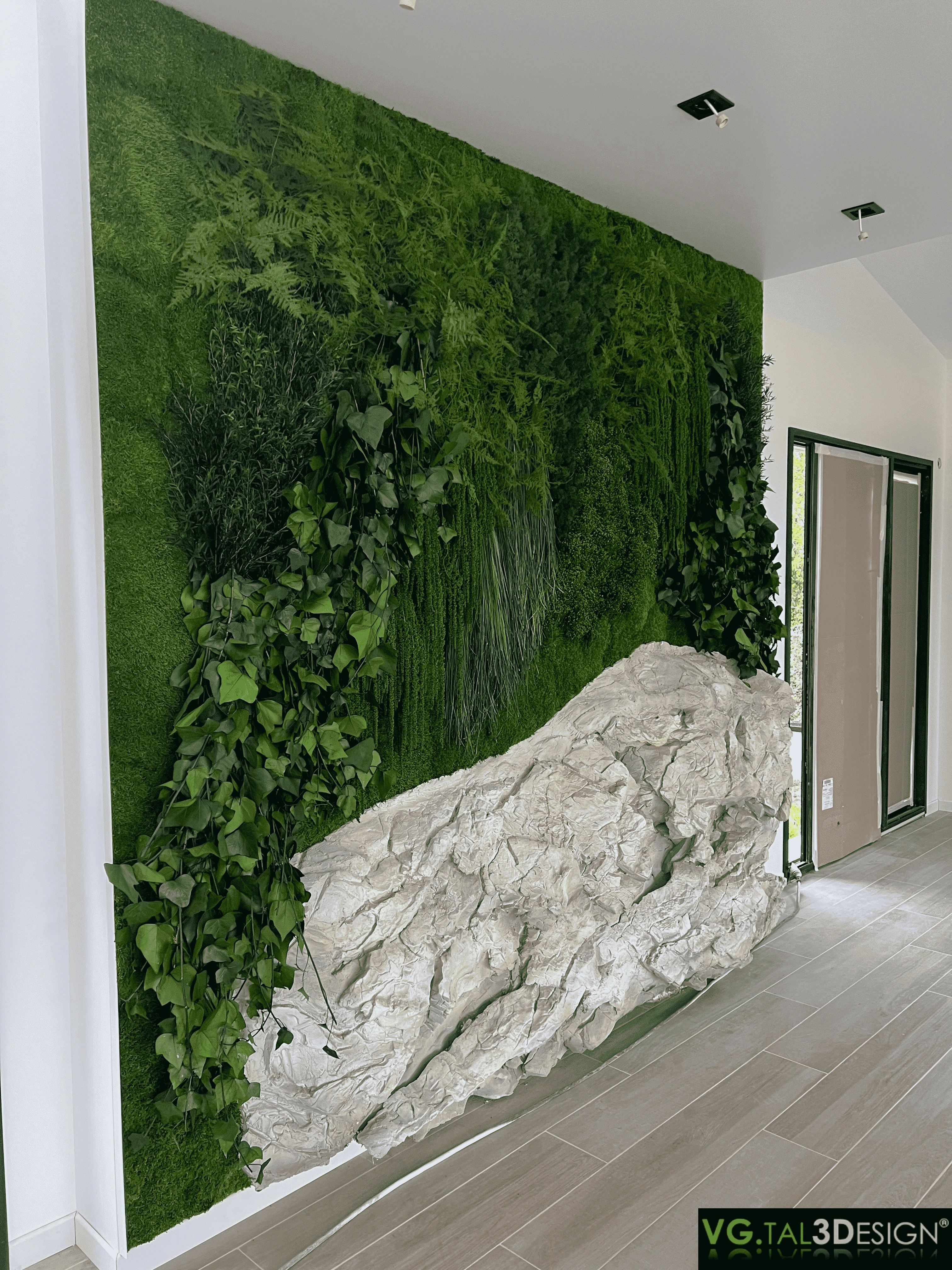 Skulpturale stabilisierte Pflanzenwand in Paris mit Pflanzenkomposition und hellem mineralischem Relief.
