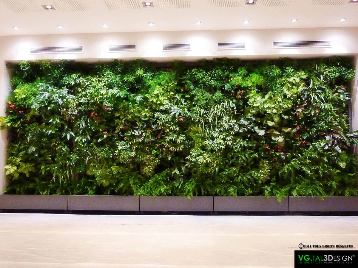 Lebende Pflanzenwand im Eingang eines Hotelrestaurants in Bordeaux