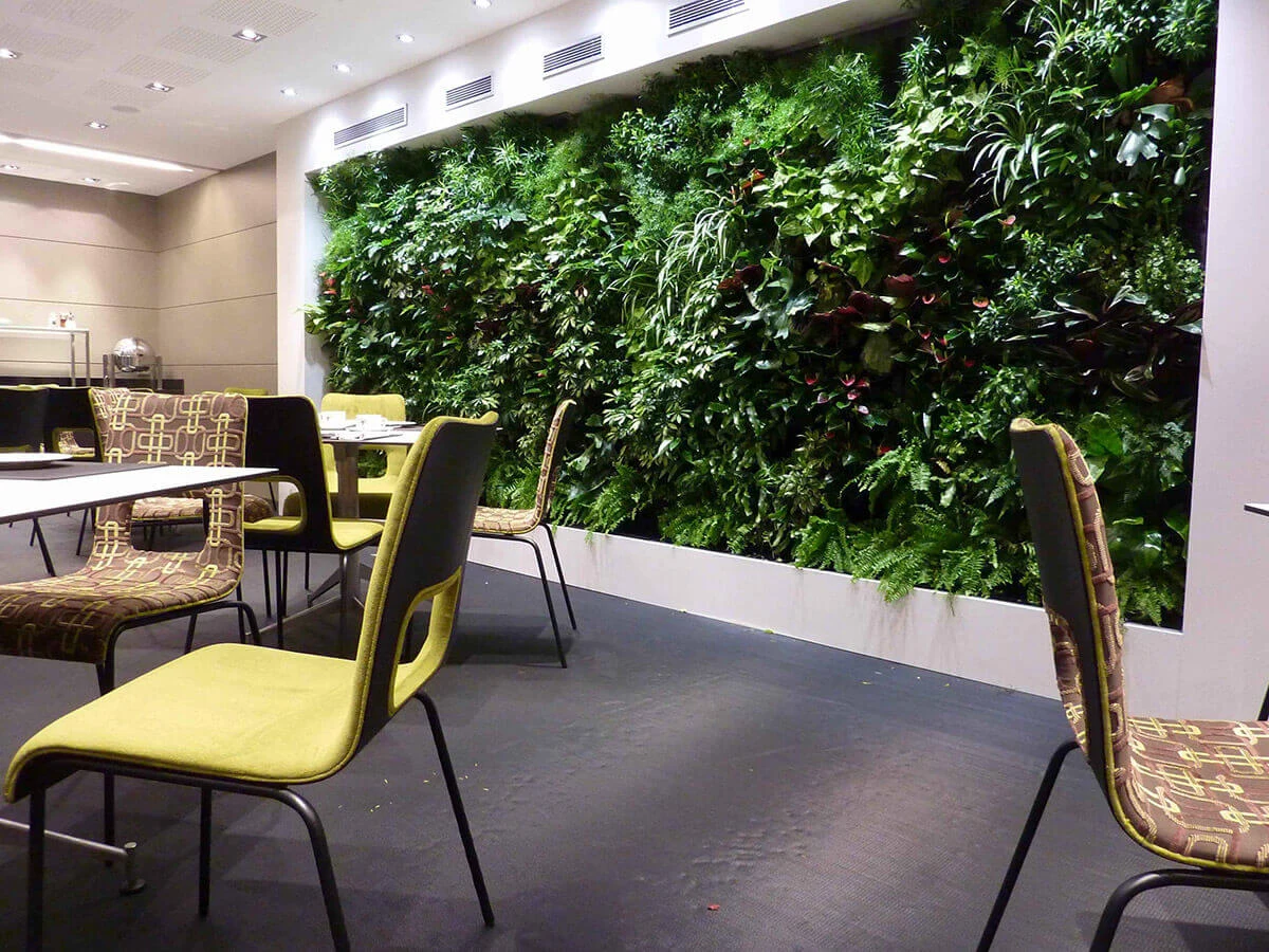 Lebende Wand in Bordeaux, vom Sitzbereich des Hotelrestaurants aus gesehen.