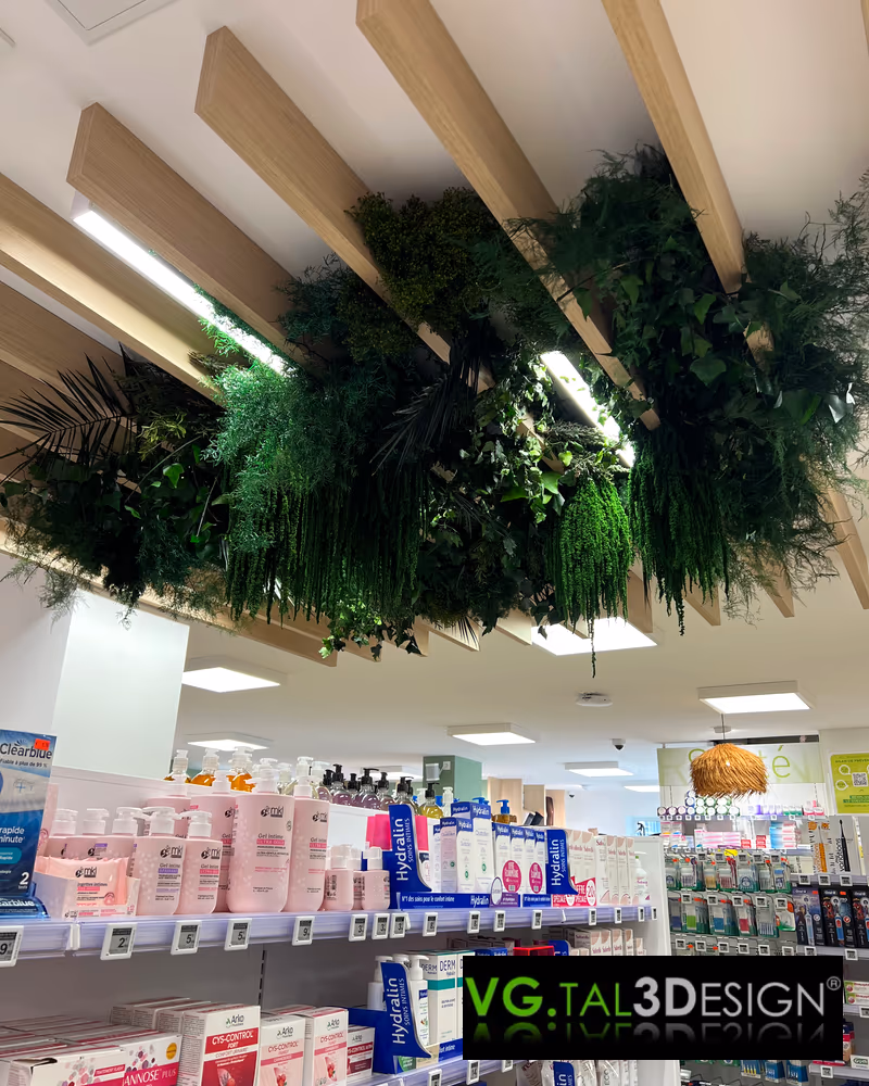 Techo vegetal suspendido entre lamas de madera en una farmacia de Caen