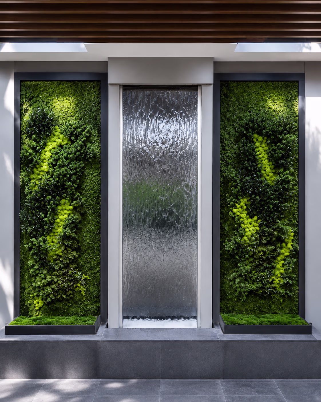 Installation de mur d'eau en circuit fermé design pour hall d'hôtel